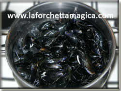 laforchettamagica.com - Versate le cozze in un tegame