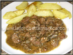 Carbonnade con cipolle rosse e aceto balsamico